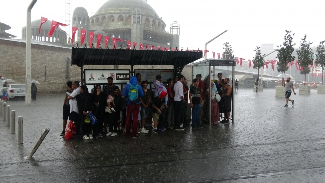 Kuvvetli yağış İstanbul'u etkisi altına aldı
