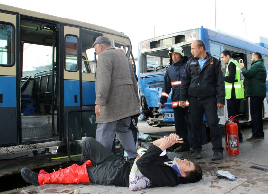 Ankara'da dolmuş otobüse çarptı