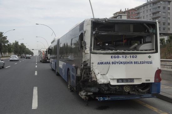 Ankara'da TIR belediye otobüsüne çarptı