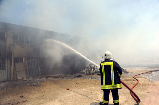 Afyonkarahisar'da 4 mobilya dükkanı yandı