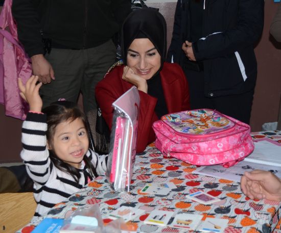 Başbakan'ın kızı öğrencilere hediyeler dağıttı