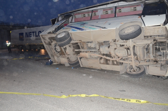 Servis midibüsüyle kamyon çarpıştı: 27 yaralı