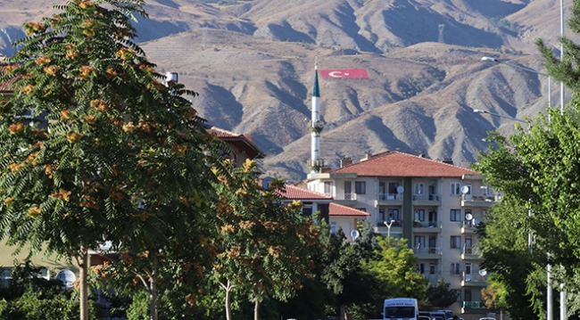Taşlarla oluşturulan 2 bin metrekarelik Türk bayrağı