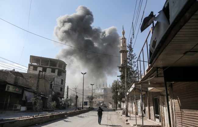 Suriye'de rejim ablukasındaki Doğu Guta'ya ölüm yağıyor