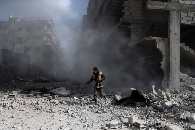 Suriye'de rejim ablukasındaki Doğu Guta'ya ölüm yağıyor