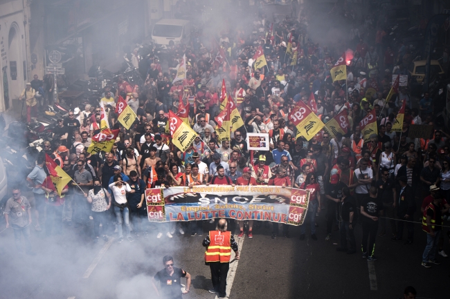 Fransa'da grev ve gösteriler ülke ekonomisini sarsıyor
