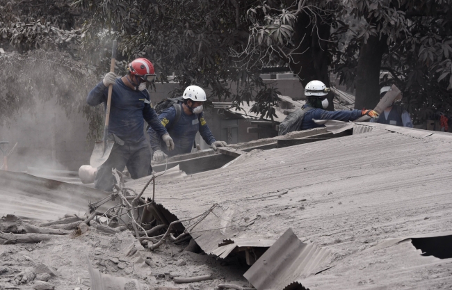 Guatemala'da yanardağ felaketi: Küllerin içinde canlı arıyorlar
