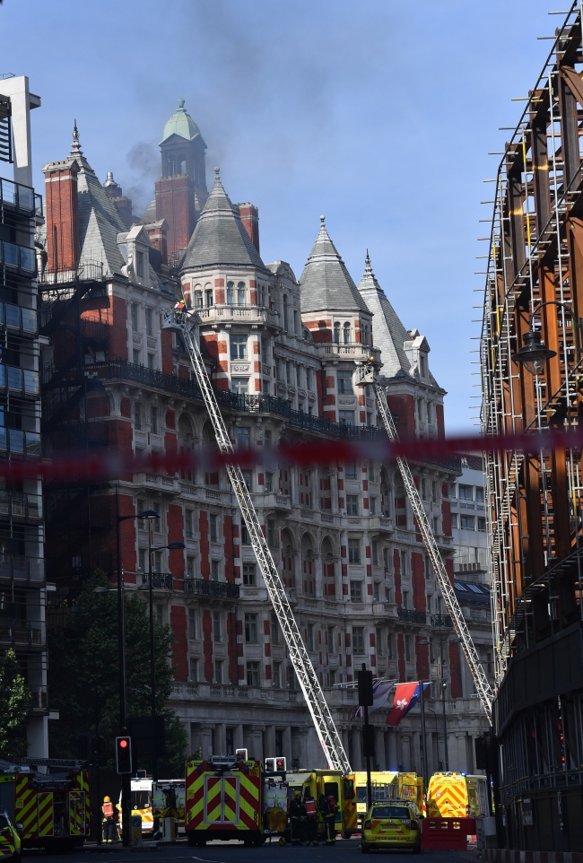 Londra’da 12 katlı otelde yangın