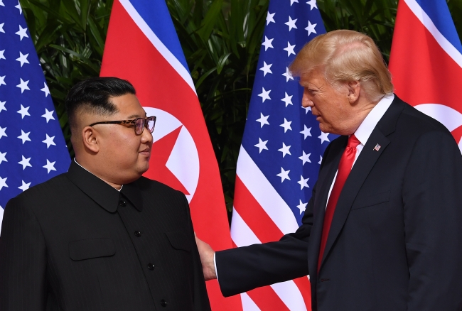 Trump-Kim zirvesi Singapur'da yapıldı