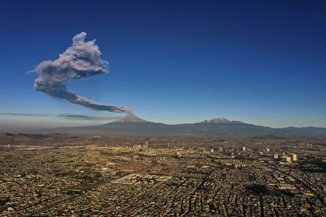 Popocatepetl yanardağı kül püskürtmeye devam ediyor