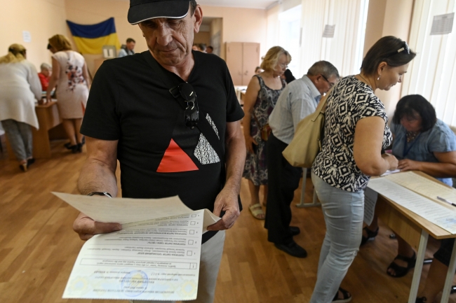 Ukrayna'da halk parlamento seçimleri için sandık başında