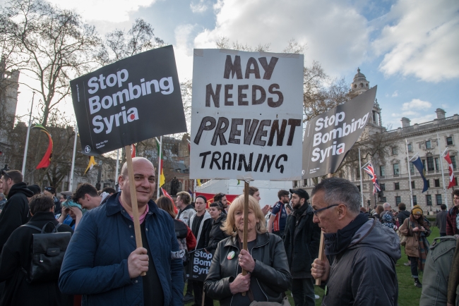 İngiltere'de Suriye operasyonu protestosu