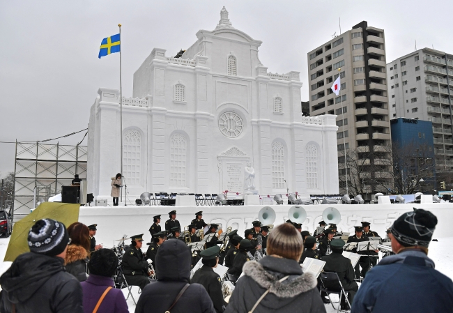 Japonya'da kar festivali ziyaretçilere kapılarını açtı
