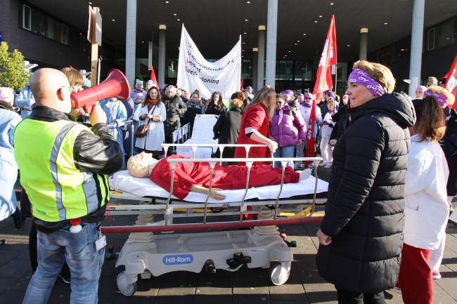 Hollanda'da 150 bin hastane çalışanı greve gitti