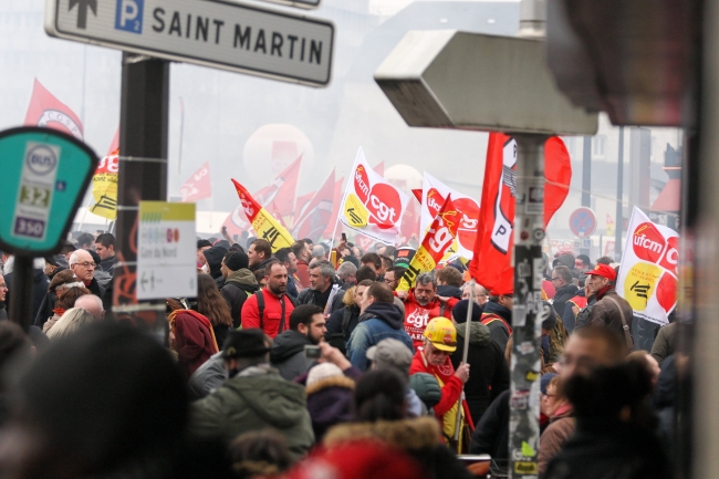 Fransa'da gösterilere 500 bin kişi katıldı