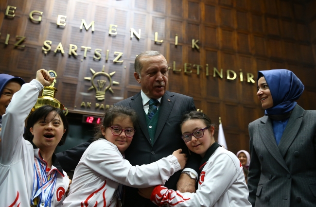 Down sendromlu çocuklar kupalarını Cumhurbaşkanı Erdoğan'a takdim etti