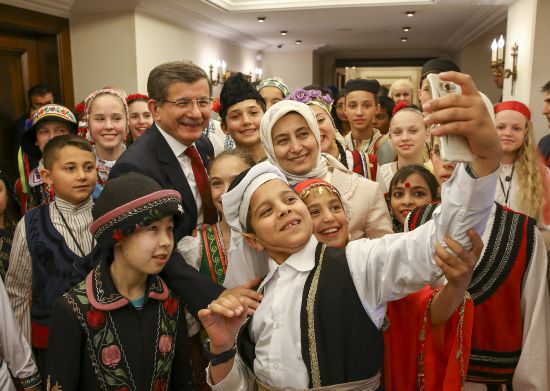 Başbakan Davutoğlu, "dünya çocukları" ile buluştu
