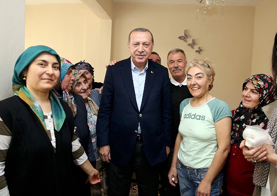 Cumhurbaşkanı Erdoğan'dan sürpriz ev ziyaretleri