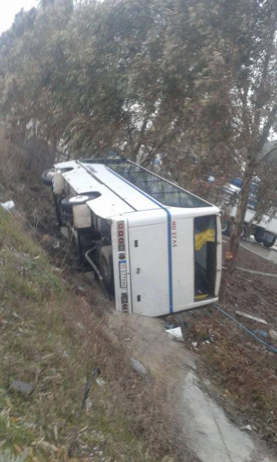 Bergama'da servis midibüsü devrildi: 12 yaralı