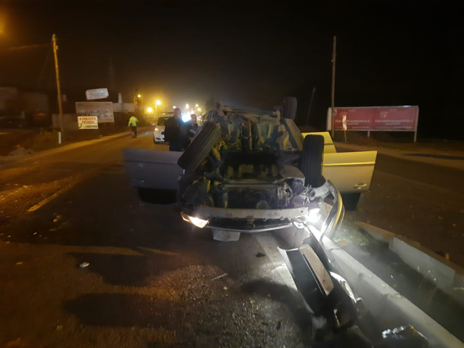 Adana'da minibüsle çarpışan otomobil ters döndü: 13 yaralı