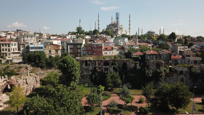 Defineciler 1600 yıllık Bizans Sarayı'nı tahrip etti