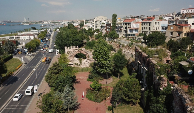 Defineciler 1600 yıllık Bizans Sarayı'nı tahrip etti