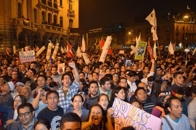 Peru'da sokakları savaş alanına çeviren vergi protestosu