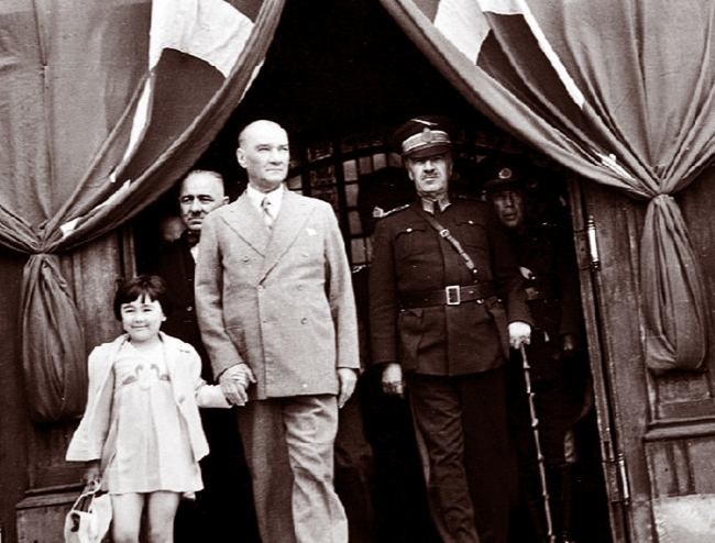 TSK'nın 23 Nisan klibi Atatürk'ün çocuk sevgisini bir kez daha hatırlattı