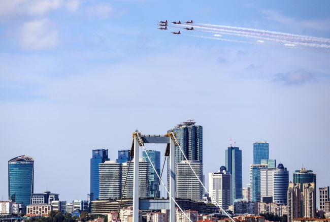 Türk Yıldızları İstanbul Boğazı'nda parladı