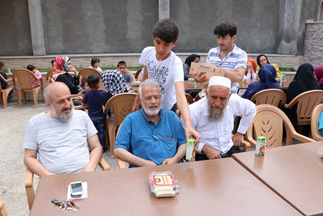 'Zonguldak Ensarları' mültecilerin yüzünü güldürdü