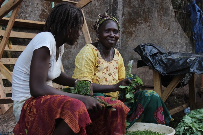 Gine'nin çalışan renkli kadınları