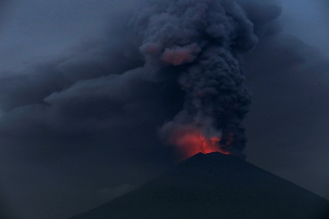 Endonezya'daki Agung Yanardağı tehlikesi büyüyor