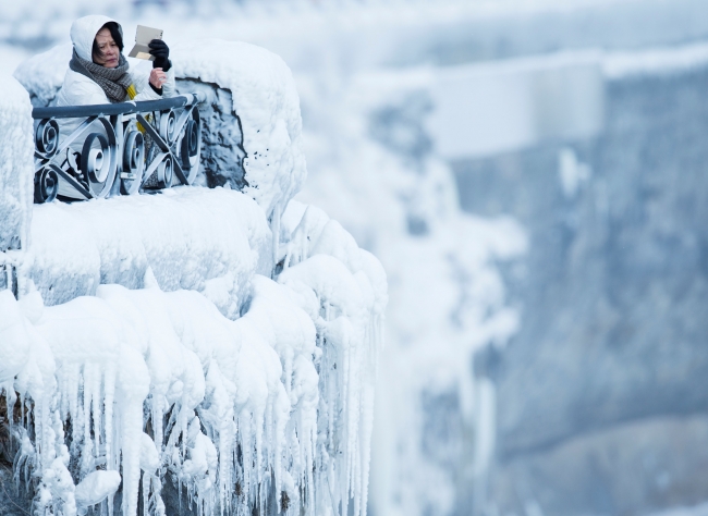 Niagara Şelaleleri'nden buz akıyor