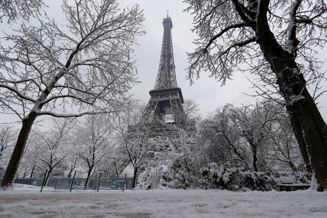 Yoğun kar yağışı nedeniyle Eyfel Kulesi ziyarete kapatıldı