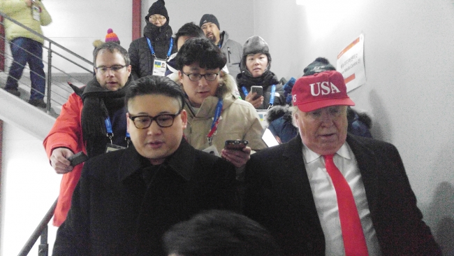Kim Jong-un'a benzeyen kişi bir anda tribüne daldı, ortalık karıştı