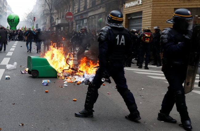Fransa'da tansiyon yükseliyor: Hükümetin teklifi kabul edilemez