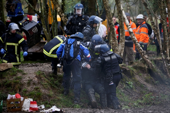 Fransa'da havaalanı yapımına karşı çıkan çevreciler polisle çatıştı