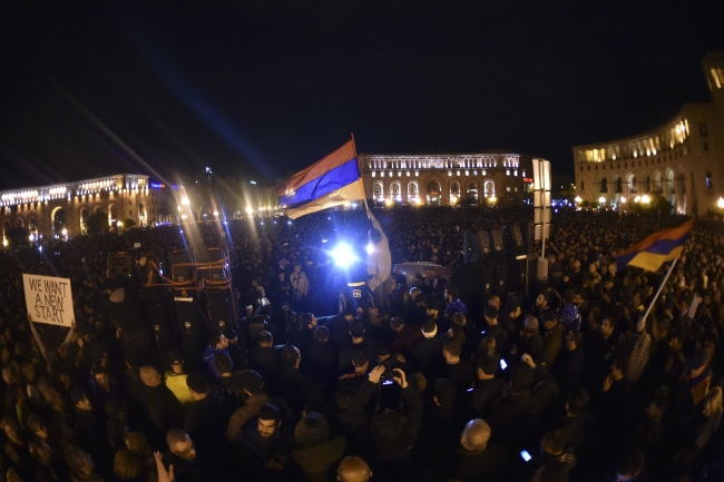 Ermenistan'da şiddetin dozu artıyor