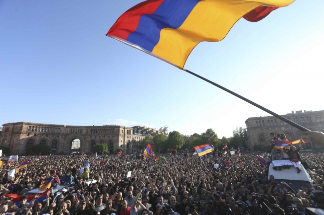 Ermenistan'da eylemler yerini kutlamalara bıraktı