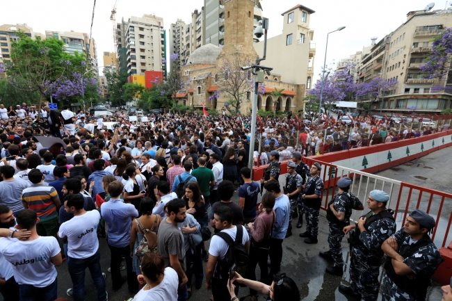 Beyrut sokakları seçim sonrası karıştı