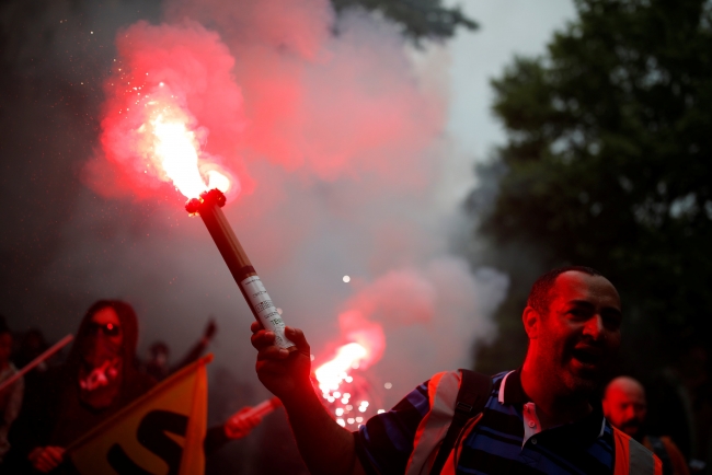 Fransa'da protestoculara sert müdahale