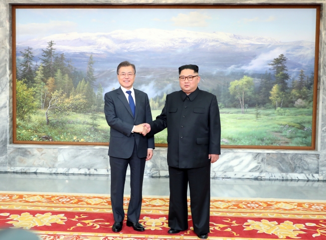 Kuzey ve Güney Kore liderleri bir araya geldi