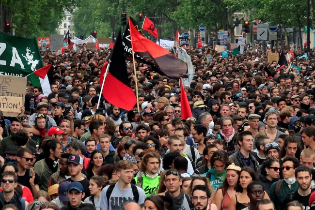 Fransa'da 'insan seli' gösterileri başladı
