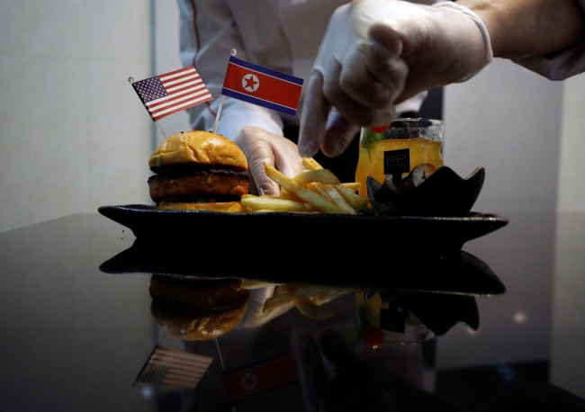 Trump-Kim burgerler dakikalar içinde tükendi