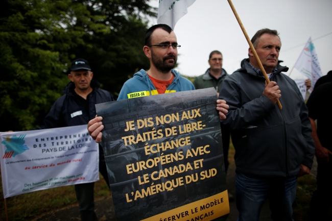 Fransa'daki çiftçilerden barikatlı protesto