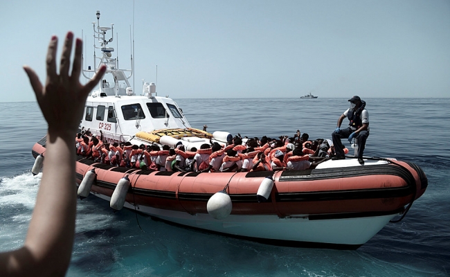 İtalya'nın kabul etmediği göçmen gemisi İspanya'ya gidiyor