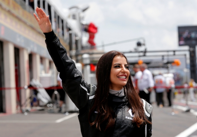 Suudi Arabistanlı kadın sürücü F1 aracı kullandı