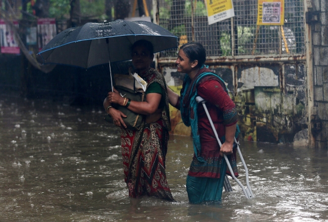 Hindistan'da muson yağmurları 40 can aldı