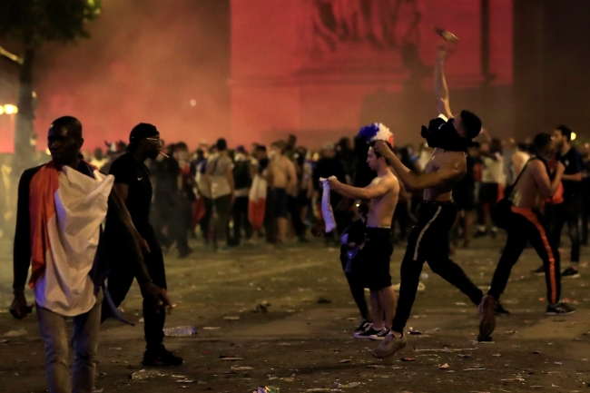 Fransa'da zafer kutlamaları çatışmaya dönüştü