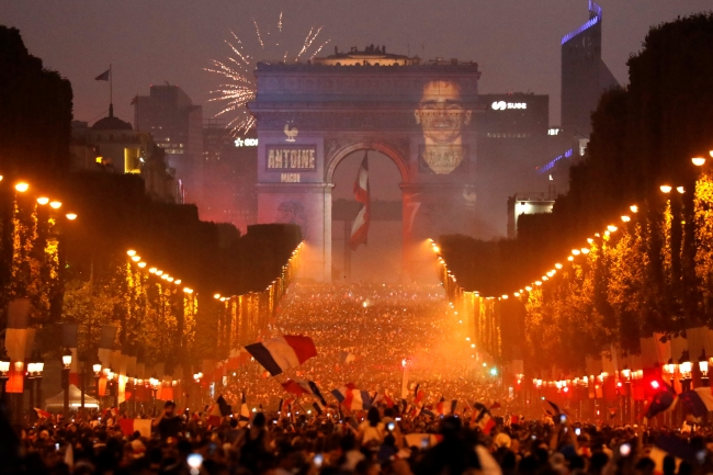 Fransa'da zafer kutlamaları çatışmaya dönüştü